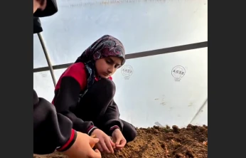 Arıcak'ta 'Minik Eller Toprakla Buluştu' Projesi: Okul Bahçesi Eğitim Serasına Dönüştü