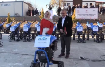 DAP Destekli Proje Kapsamında Baskil'de 100 Üreticiye Çapa Makinesi Dağıtıldı