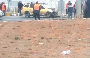 Elazığ 112 Kavşağında Trafik Kazası: Ticari Taksi Kamyona Çarptı