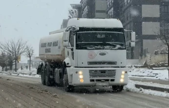 Elazığ'da 140 ton tuzla yollar açıldı: Gece boyu kar mesaisi