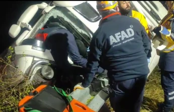 Elazığ'da Bariyerlere Çarpan Kamyon Devrildi: Sürücü Yaralandı