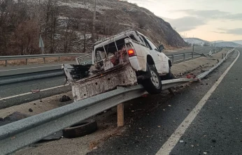 Elazığ'da İl Özel İdaresi Aracı Kaza Yaptı: 4 Yaralı