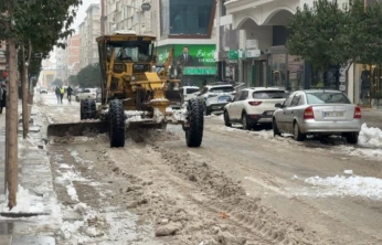 Elazığ'da Kar Mesaisi Sürüyor: Vali Fahri Bey Caddesi'nde Kar Küreme ve Temizlik Çalışması