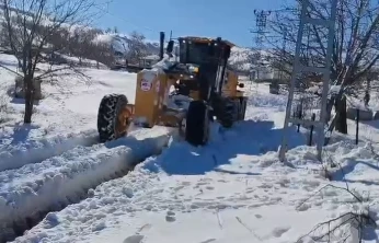 Elazığ'da Kar Nedeniyle Kapanan 113 Köy Yolunda Çalışmalar Sürüyor