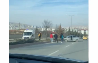 Elazığ'da Kontrolden Çıkan Otomobil Elektrik Direklerine Çarptı: 1 Yaralı