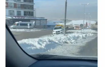 Elazığ'da Kontrolden Çıkan Otomobil Orta Refüje Çıktı