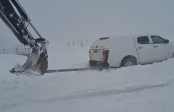 Elazığ Sivrice'de Kara Saplanan Araçlar Kurtarıldı