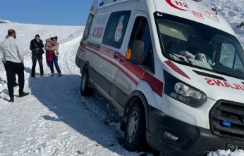 Yoğun kar engel oldu, hasta çocuk greyderle ambulansa ulaştırıldı