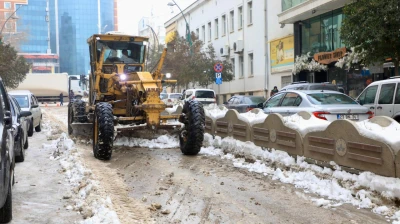 Elazığ Belediyesi'nden Yoğun Kar Mesaisi: İstasyon Caddesi ve Meydanlarda Temizlik Çalışması