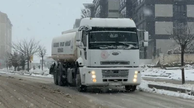 Elazığ'da 140 ton tuzla yollar açıldı: Gece boyu kar mesaisi