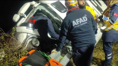 Elazığ'da Bariyerlere Çarpan Kamyon Devrildi: Sürücü Yaralandı