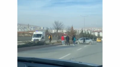 Elazığ'da Kontrolden Çıkan Otomobil Elektrik Direklerine Çarptı: 1 Yaralı
