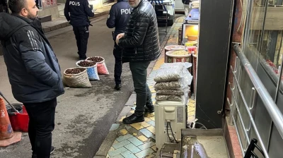 Elazığ'da Örnek Davranış: Esnaf Bulduğu Parayı Polis Ekiplerine Teslim Etti