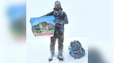 Elazığlı Dağcı Tarık Aksakal'dan Cumhuriyet Bayramı'na Anlamlı Zirve Tırmanışı