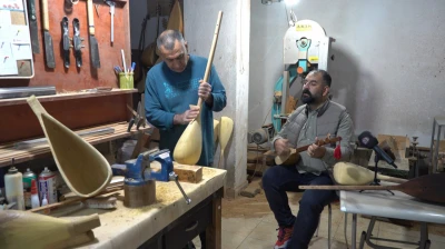 Elazığlı Usta Mehmet Karakurt: 30 Yıllık Emeğiyle Saz, Cura ve Kopuz Geleneğini Dünyaya Taşıyor