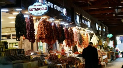 Kapalı Çarşı'da Harput Musikisi Yankılanıyor: Esnaf ve Ziyaretçilerden Yoğun İlgi