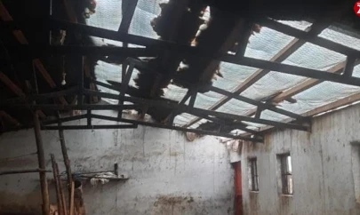 Elazığ'da Fırtına Ahırın Çatısını Uçurdu! Meteoroloji Uyarıyor: Dikkatli Olun