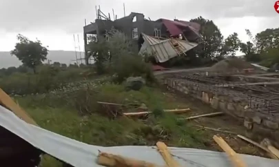 Elazığ'da fırtına evin çatısını uçurdu