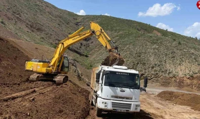 Elazığ'da Heyelanın Zarar Verdiği Köy Yollarında Onarım Çalışmaları Sürüyor