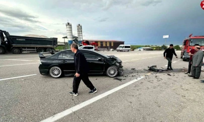 Elazığ'da otomobil kamyona çarptı: 1 yaralı