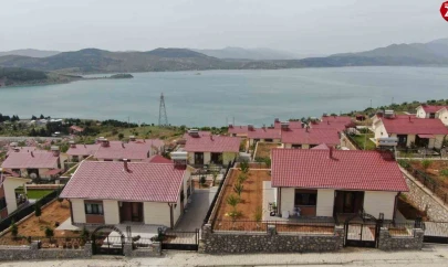 Hem güven hem de huzur veren göl manzaralı deprem konutları