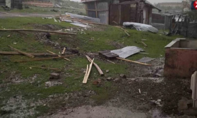 Karkaoçan'da fırtına evlerin çatılarını uçurdu