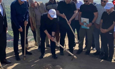 Vali Hatipoğlu, 3 bin yıllık tarihi Palu Kalesi için ilk kazmayı vurdu