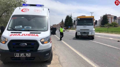 Elazığ'da Kamyon ile Otomobil Çarpıştı: Araç Bahçeye Uçtu, 1 Yaralı