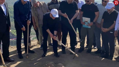 Vali Hatipoğlu, 3 bin yıllık tarihi Palu Kalesi için ilk kazmayı vurdu