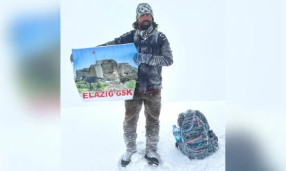 Elazığlı Dağcı Tarık Aksakal'dan Cumhuriyet Bayramı'na Anlamlı Zirve Tırmanışı