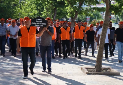 Elazığ'da Kamu İşçilerinden Tabutlu Protesto: 'Kamu İşçisi Allah Rahmet Eylesin'