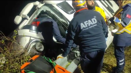 Elazığ'da Bariyerlere Çarpan Kamyon Devrildi: Sürücü Yaralandı