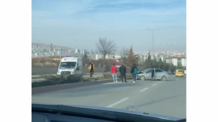 Elazığ'da Kontrolden Çıkan Otomobil Elektrik Direklerine Çarptı: 1 Yaralı