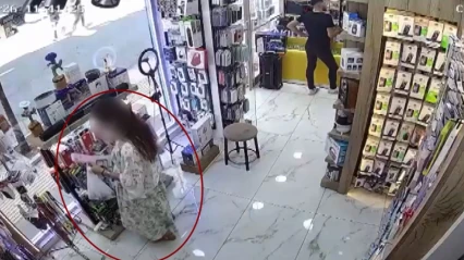 Elazığ'da Telefon Mağazasında Kılıf Hırsızlığı Kamerada