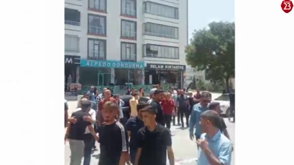 Elazığ'da Yaya Kazası: Yaralıya Duyarlı Vatandaşlardan Dondurma Şemsiyeli Gölge