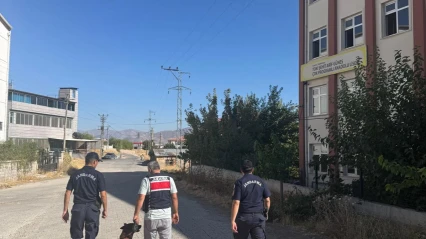 Elazığ Jandarması'ndan Okul Önlerinde Uyuşturucuya Karşı Sıkı Denetim