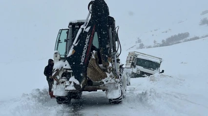 Şarampole Düşen Araç İl Özel İdaresi Ekiplerince Kurtarıldı