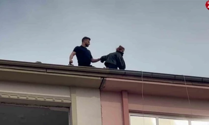 Elazığ'da 8 Katlı Binanın Çatısına Çıkan Kadın, Ekiplerin İkna Çabalarıyla Kurtarıldı