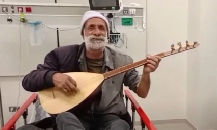 Acil Serviste Sazlı Sürpriz: Vahap Kaplan'dan Moral Veren Mini Konser