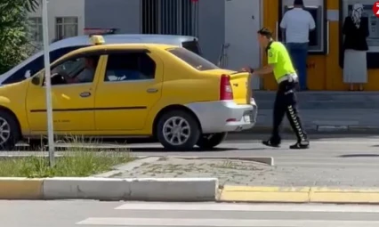 Elazığ'da Bozulan Taksiye Polis Eli Uzandı: Dakikalar İçinde Yardım Ettiler