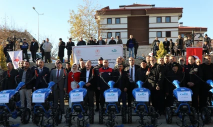 DAP Destekli Proje Kapsamında Baskil'de 100 Üreticiye Çapa Makinesi Dağıtıldı