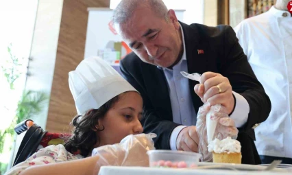 Gastro-Elazığ'da Tatlı Bir Yarış: Down Sendromlu Bireyler Pasta Süsleme Hünerlerini Sergiledi