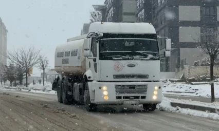 Elazığ'da 140 ton tuzla yollar açıldı: Gece boyu kar mesaisi