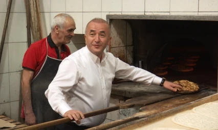 Elazığ'da Ahilik Haftası Kutlamaları: Vali Hatipoğlu Vatandaşlara Ekmek Servis Etti