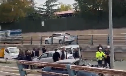 Elazığ'da Alt Geçitte Feci Kaza: Karşı Şeride Geçen Otomobil 3 Aracı Biçti!