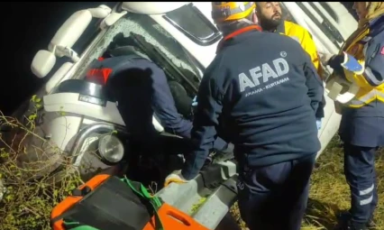 Elazığ'da Bariyerlere Çarpan Kamyon Devrildi: Sürücü Yaralandı