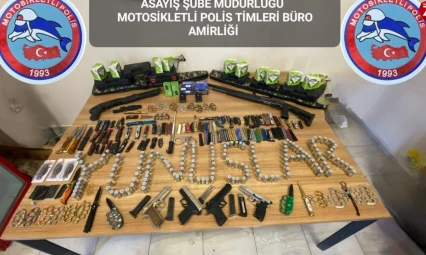Elazığ'da Cephanelik Gibi Ev! Çok Sayıda Ruhsatsız Silah ve Kesici Alet Ele Geçirildi