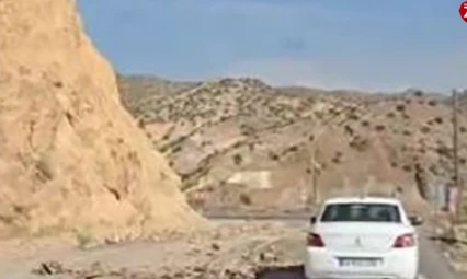 Elazığ'da deprem sonrası kayalar yola düştü