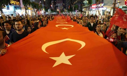 Elazığ'da fener alayı renkli görüntüler oluşturdu