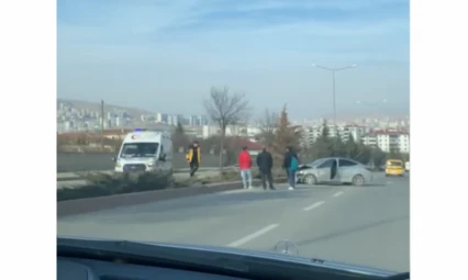 Elazığ'da Kontrolden Çıkan Otomobil Elektrik Direklerine Çarptı: 1 Yaralı